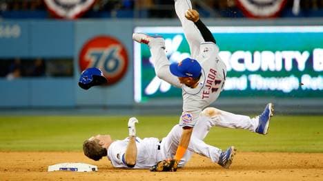 Chase Utley von den Los Angeles Dodgers räumt Ruben Tejada von den New York Mets ab