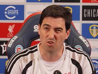 Liverpool-Coach Andoni Iraola freut sich über die Vertragsverlängerung von Dominik Szoboszlai. Zudem kündigt der neue Trainer der Reds die schrittweise Rückkehr der WM-Fahrer um Florian Wirtz an.