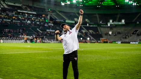 Steffen Baumgart feierte mit den Fans des 1. FC Köln den Sieg im Derby gegen Gladbach