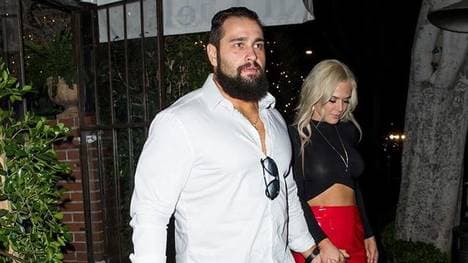 Rusev hat Corona, Ehefrau Lana (l.) bangte um ihre Eltern