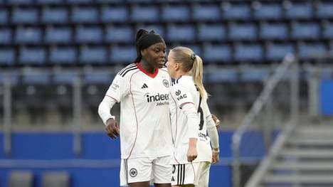 Elisa Senß (r.) und Nicole Anyomi (l.) verlassen die Eintracht