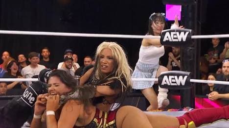 Riho (hinten) überraschte Mercedes Moné bei AEW Dynamite