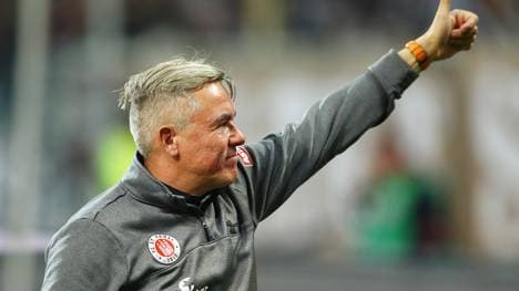 Olaf Janßen will mit St. Pauli die Bilanz gegen Errzgebirge Aue auffrischen