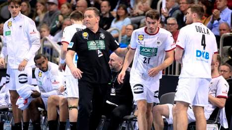 Alfred Gislason (v. l.) bei einer Einwechslung von Hendrik Wagner