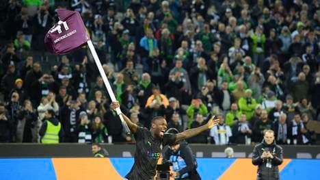 Marcus Thuram mit seinem Eckfahnen-Trikot-Jubel