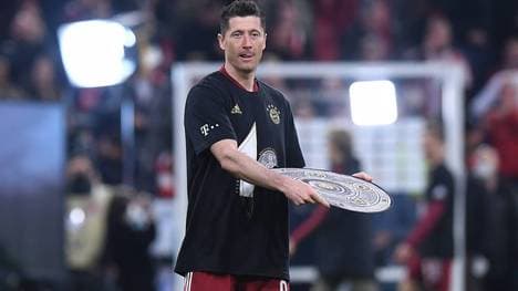 Robert Lewandowski feiert den Sieg über Borussia Dortmund und die erneute Deutsche Meisterschaft mit dem FC Bayern