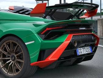 Wenn sich eine Sportwagen-Marke bei einem Fahrzeug auf die Konzentration des Know-Hows aus dem Motorsport beruft, dann kann dabei nur ein Supersportwagen mit Straßenzulassung herauskommen, wie der Lamborghini Huracan STO. Wie sich 640 PS und 565 Newtonmeter Drehmoment auf dem Bilster Berg anfühlen, wird Tim Schrick für „Triebwerk“ herausfinden. 
Und Kompaktklasse-Kombis wie der neue Astra ST stemmen sich gegen den SUV-Boom und bieten clevere Alternativen. Im Erstkontakt muss sich der neue Opel Astra ST bei „Triebwerk“ beweisen.