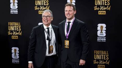 Julian Nagelsmann (r.) und Andreas Rettig bei der WM-Auslosung 