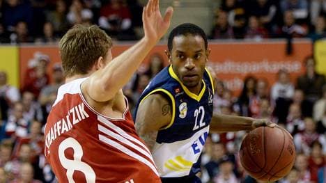 Julius Jenkins von den EWE Baskets Oldenburg im Duell mit Heiko Schaffartzik