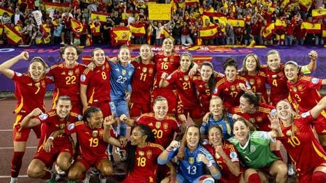 Die Spielerinnen Spaniens rücken entschlossen und voller Siegeswillen für das Duell um den europäischen Pokal zusammen