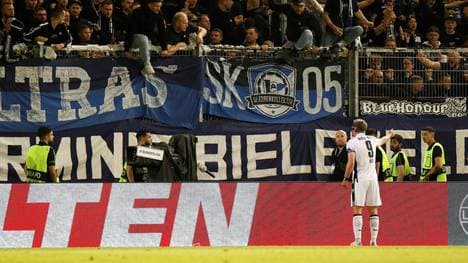 Klos versucht auf die mitgereisten Fans einzuwirken