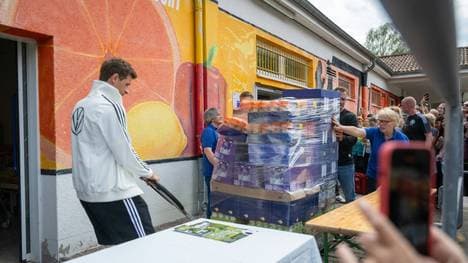 Thomas Müller besuchte am Montag die Blankenhainer Tafel