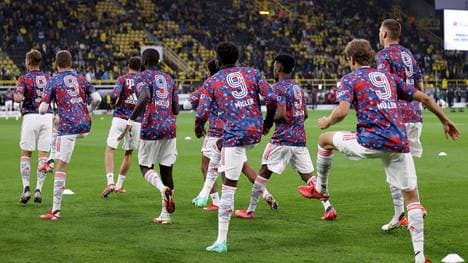 Der FC Bayern wärmt sich in speziellen Shirts auf
