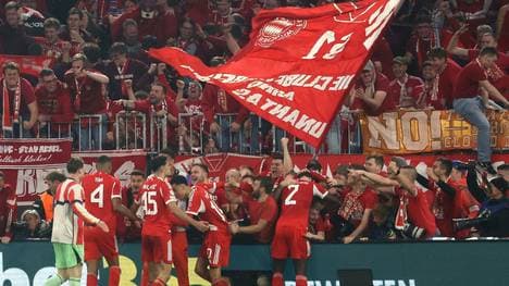 Fans stürmten in den Innenraum des Stadions