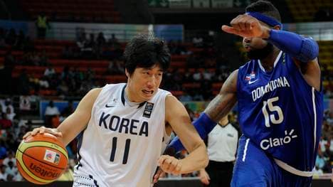 Heejong Yang (L) of South Korea vies for