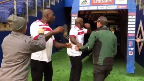 Die WWE-Stars Titus O'Neil (l.) und Apollo Crews bekamen es mit den HSV-Ordnern zu tun