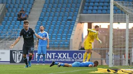 Leon Klassen bejubelt seinen Siegtreffer für die Löwen