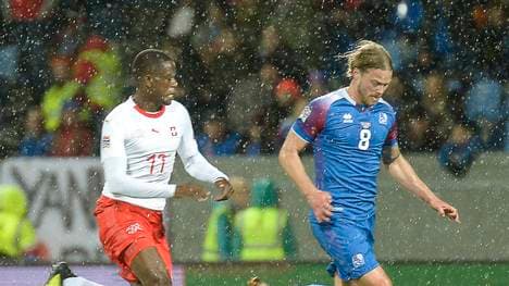 Island (r.: Birkir Bjarnason) steht als zweiter Absteiger aus der A-Division fest