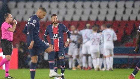 Kylian Mbappé und Neymar gucken bedröppelt aus der Wäsche, im Hintergrund jubelt United