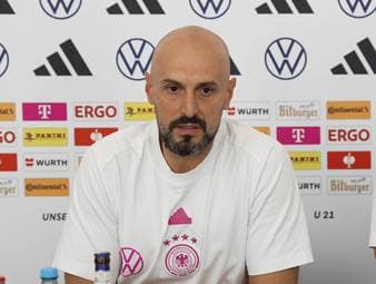 U21-Nationaltrainer Antonio Di Salvo zeigt sich überrascht von Nick Woltemades Wechsel zu Newcastle United.