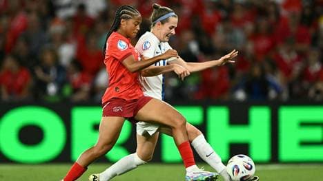 Die Schweizerin Wandeler (l.) im Duell mit Tynnilä (r.)