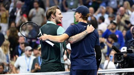 Jannik Sinner (r.) ist abermals nicht zu schlagen