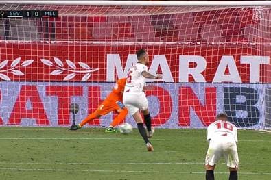 Ganz schön frech! Sevilla-Star mit No-Look-Elfer