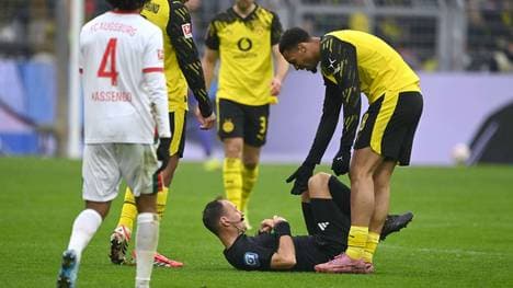 Nmecha (r.) hilft Dankert wieder auf die Beine