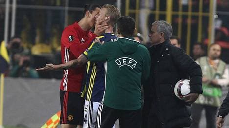 Zlatan Ibrahimovic (l.) brannten im Duell mit Simon Kjaer die Sicherungen durch