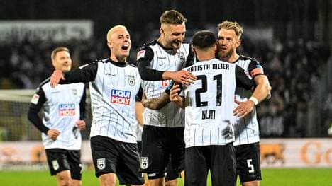 Die Ulmer bejubeln den Treffer von Oliver Batista Meier zum zwischenzeitlichen 2:0
