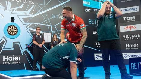 Josh Rock (r.) und Daryl Gurney (unten) wurden von ihren Emotionen überwältigt