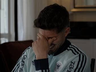 Bei einer Frage zu seinem Aussehen wird Kai Havertz auf der Pressekonferenz überrumpelt. 