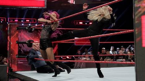 Charlotte (r.) verprügelte Sasha Banks bei WWE RAW vor den Augen von Vater Ric Flair