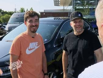 Ein großes SUV mit viel Ausstattung für vergleichsweise wenig Geld: Sidney und Ferry nehmen diesmal einen Ford Edge Vignale unter die Lupe. Der 2016er Diesel mit rund 130.000 Kilometern soll zeigen, ob der seltenere Amerikaner eine echte Alternative zu bekannten Modellen wie dem VW Tiguan sein kann.

Beim ersten Check fallen typische Gebrauchsspuren, kleinere Lackschäden und die markante, amerikanisch geprägte Optik auf. Sidney erklärt, worauf Käufer bei Karosserie, Rostschutz und Ausstattung achten sollten. Gleichzeitig überrascht der Edge mit viel Komfort, Leder, zahlreichen Extras und einem insgesamt soliden Eindruck.
Auch auf der Probefahrt schlägt sich das SUV besser als erwartet. Fahrwerk, Lenkung und Bremsen funktionieren ordentlich, der Vignale-Innenraum hinterlässt einen hochwertigen Eindruck. Ganz so direkt wie ein Tiguan fährt sich der Edge zwar nicht, dafür punktet er mit Komfort und viel Auto fürs Geld.

Am Ende entscheidet vor allem der Preis: Für rund 20.000 Euro ist Sidney noch skeptisch. Doch bei etwa 17.000 Euro wird der Ford Edge plötzlich zu einer echten Alternative – und zu einem überraschend interessanten Gebrauchtwagen-Tipp.
