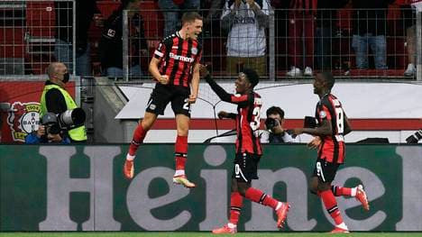 Florian Wirtz (l.) traf zum entscheidenden 2:1 für Bayer