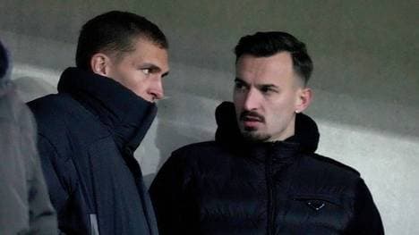 Mergim Berisha (r.) im Gespräch mit Grischa Prömel (l.)