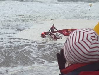 Im Wave-Finale des Windsurf World Cups auf Sylt duelliert sich Philip Köster mit drei Spaniern. Trotz erschwerter Bedingungen liefern sich die Finalisten ein packendes Rennen.