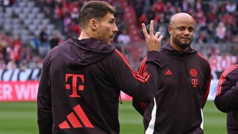 Leon Goretzka stand anfangs der Saison zeitweise nicht einmal im Bayern-Kader von Trainer Vincent Kompany (r.)