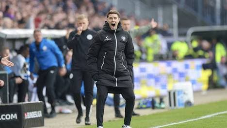 Fabian Hürzeler jubelt über den Sieg gegen Rostock