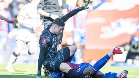 Liam Roberts traf Jean-Philippe Mateta mit dem Fuß am Kopf