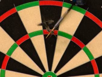 Josh Rock spielt im Viertelfinale gegen Michael van Gerwen sechs perfekte Darts. Bei der zweiten 180 fliegt der dritte Dart scheinbar aus dem Board, findet aber trotzdem den Weg in die Triple 20.