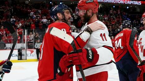Owetschkin (l.) blieb nur die Rolle des Gratulanten