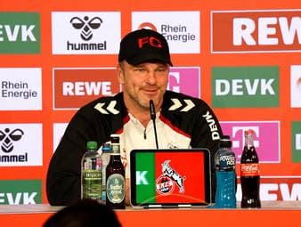 Beim Personalupdate vor der Partie gegen Dortmund kann sich Köln-Trainer Lukas Kwasniok eine kleine Spitze gegen Schützling Linton Maina nicht verkneifen.