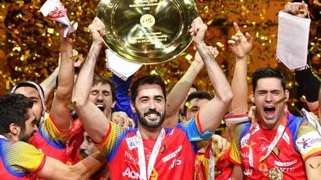 Spaniens Kapitän Raul Entrerrios reckt stolz die EM-Trophäe nach oben