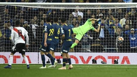 Juan Fernando Quintero (l.) trifft im Finale der Copa America für River Plate gegen Boca Juniors
