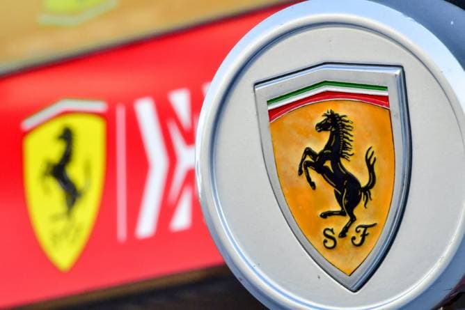 Erste Frau bei Ferrari: "Mit Helm sind wir alle gleich"