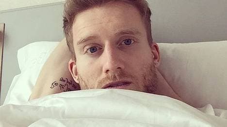 Andre Schürrle zwischen reichlich Federn.