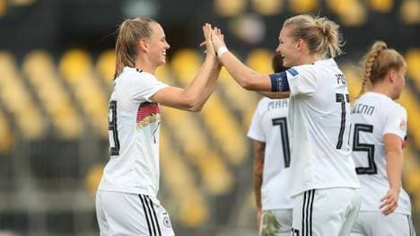 Nationalspielerin Klara Bühl (li.) wechselt vom SC Freiburg zum FC Bayern