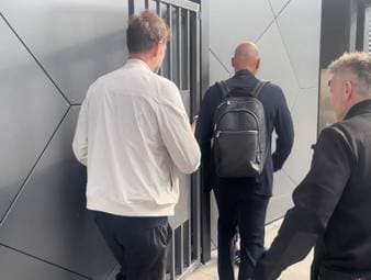 Jürgen Klopp ist am DFB-Campus in Frankfurt zur offiziellen Pressekonferenz eingetroffen. Dort wird der 59-Jährige erstmals als neuer Bundestrainer des Deutschen Fußball-Bundes vorgestellt und der Öffentlichkeit präsentiert.