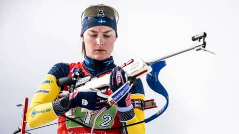250222 Ella Halvarsson of Sweden during zeroing ahead of women s 4 x 6 km relay during the IBU Biathlon World Championships on February 22, 2025 in Lenzerheide. Photo: Petter Arvidson BILDBYRAN kod PA PA0987 bbeng skidskytte biathlon skiskyting skidskytte-vm vm ibu world championships biathlon world championships stafett dam relay PUBLICATIONxNOTxINxSWExNORxFINxDEN Copyright: PETTERxARVIDSON BB250222PA012